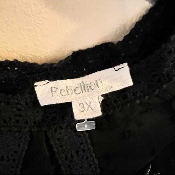 Amazing Blouse With Embroidery Detailing - Picture 6 of 7